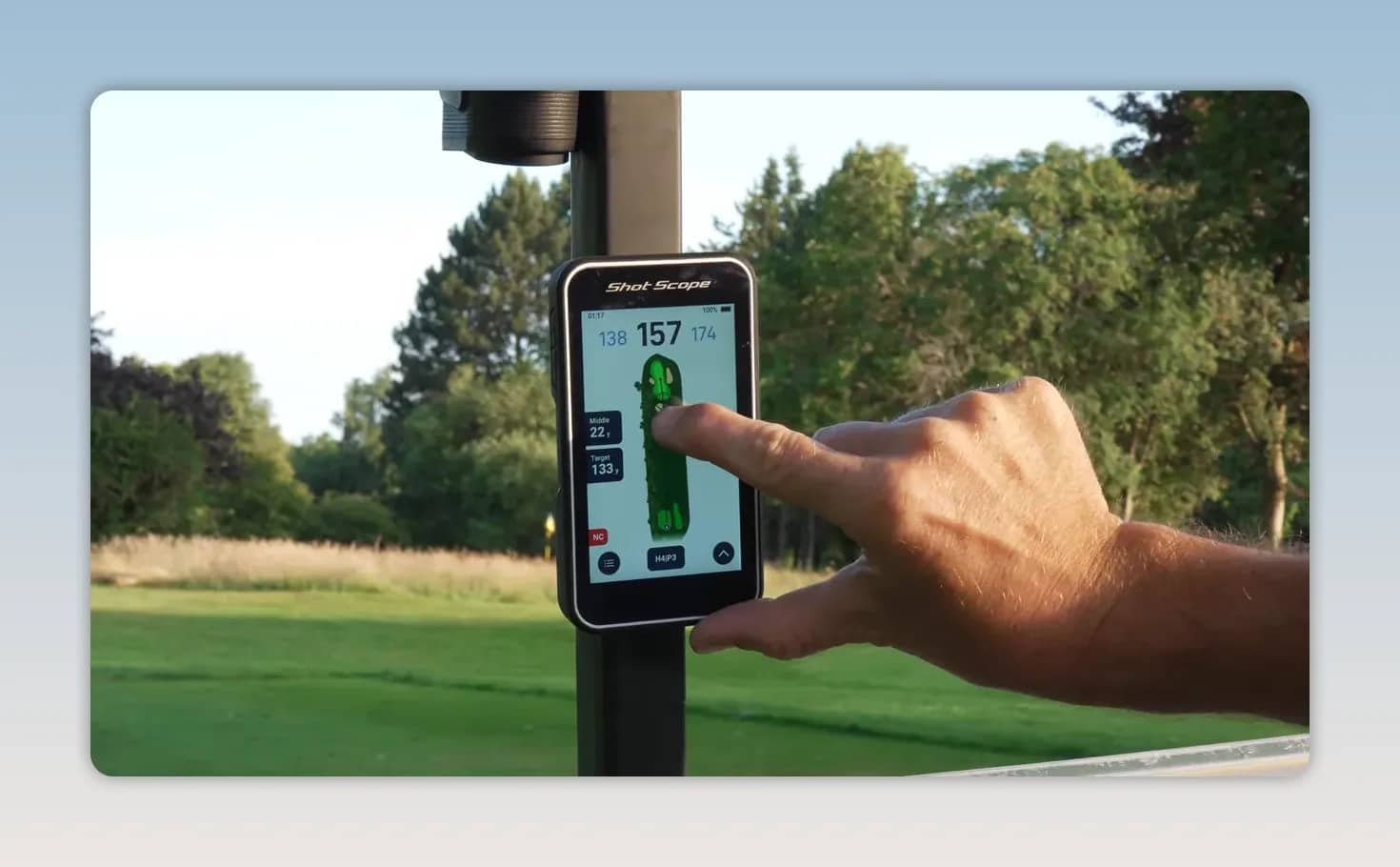Golf-GPS-Gerät zeigt Distanzen zu Bunkern und zum Grün