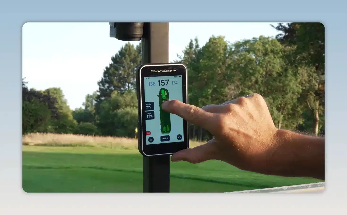Unter 90 spielen: Warum 135 Meter vom Tee völlig reichen können 1 Golf-GPS-Gerät zeigt Distanzen zu Bunkern und zum Grün