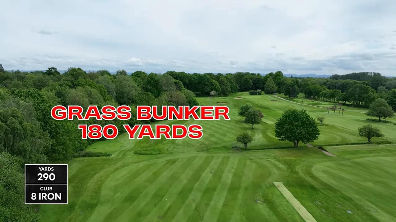 Luftaufnahme eines Golflochs mit eingeblendeter Distanz zu einem Grasbunker